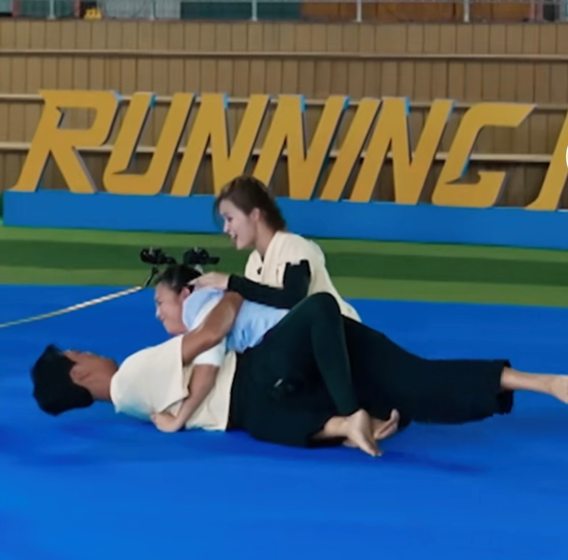 Ánh Viên dễ dàng xé bảng tên của đối thủ. Ảnh: Running Man