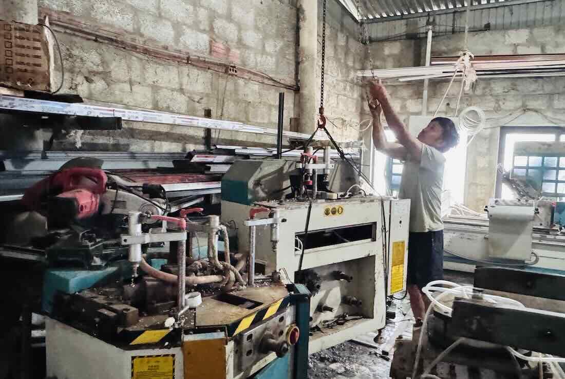 Ông Thăng dọn dẹp máy móc lên cao. Ảnh: Công Sáng