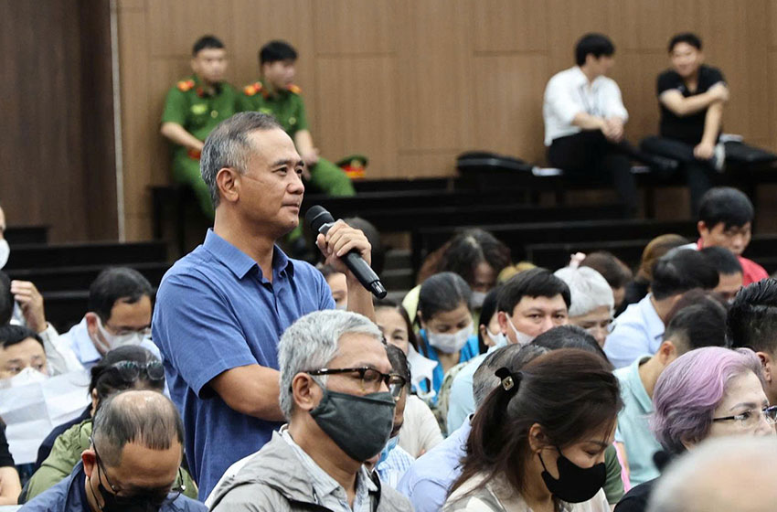 Bị cáo Ngô Ngọc Đức (đứng) tại phiên tòa sơ thẩm. Ảnh: A.Nguyên