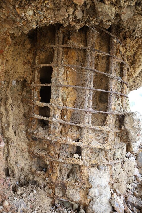 Móng cọc tại trụ T3 cầu sông Lô lộ trơ cốt thép. Ảnh: Tô Công.