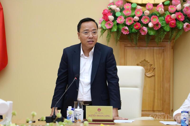 Thứ trưởng Nguyễn Hoàng Long chủ trì cuộc họp. Ảnh: Phong Lâm