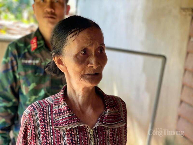 Bà Võ Thị Cần rơm rớm nước mắt khi chứng kiến ngôi nhà của mình bị giông lốc tàn phá