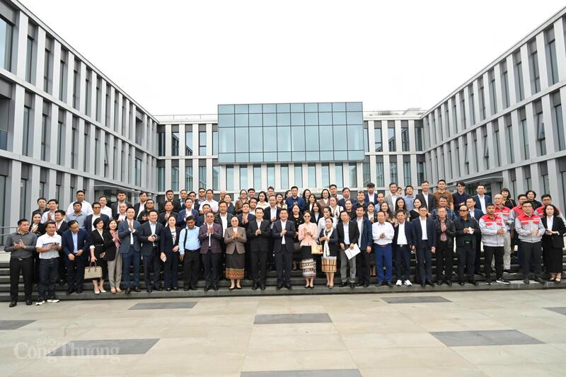 Bộ trưởng Bộ Công Thương hai nước Việt - Lào thăm, làm việc tại Nhà máy Ô tô Thành Công Việt Hưng vào sáng 7/11. Ảnh: Cấn Dũng