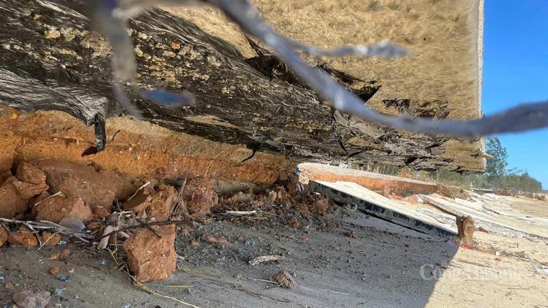 Nhiều đoạn sóng biển ăn sâu, sạt lở khiến đoạn đường bị hở hàm ếch