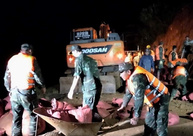 Hàng trăm người xuyên đêm gia cố đập thủy lợi 1,7 triệu m³ nước có nguy cơ vỡ ở Lâm Đồng