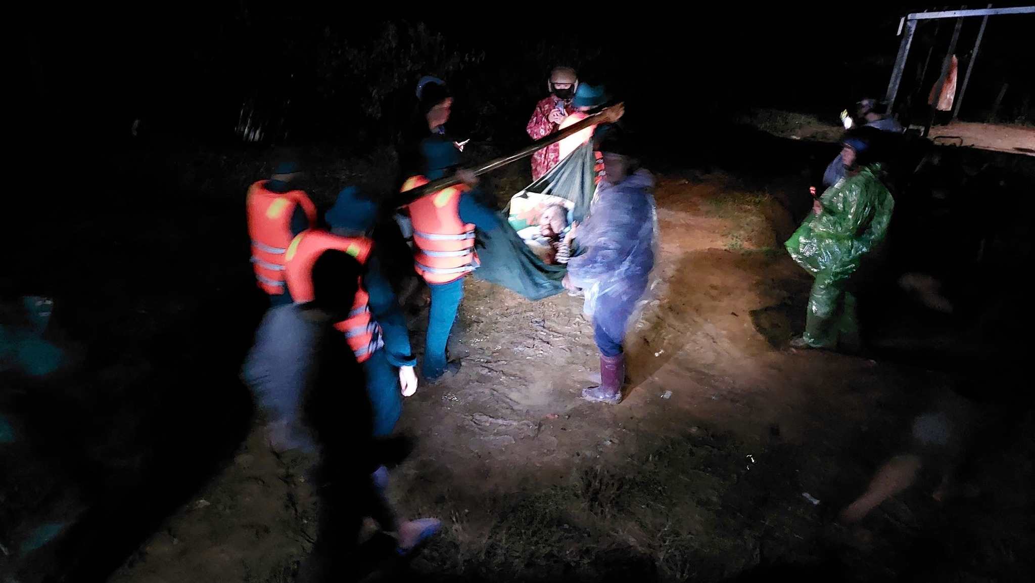 Lực lượng quân đội, công an tỉnh Lâm Đồng di dời, sơ tán người dân đến nơi an toàn. Ảnh: Bộ Chỉ huy Quân sự tỉnh cung cấp