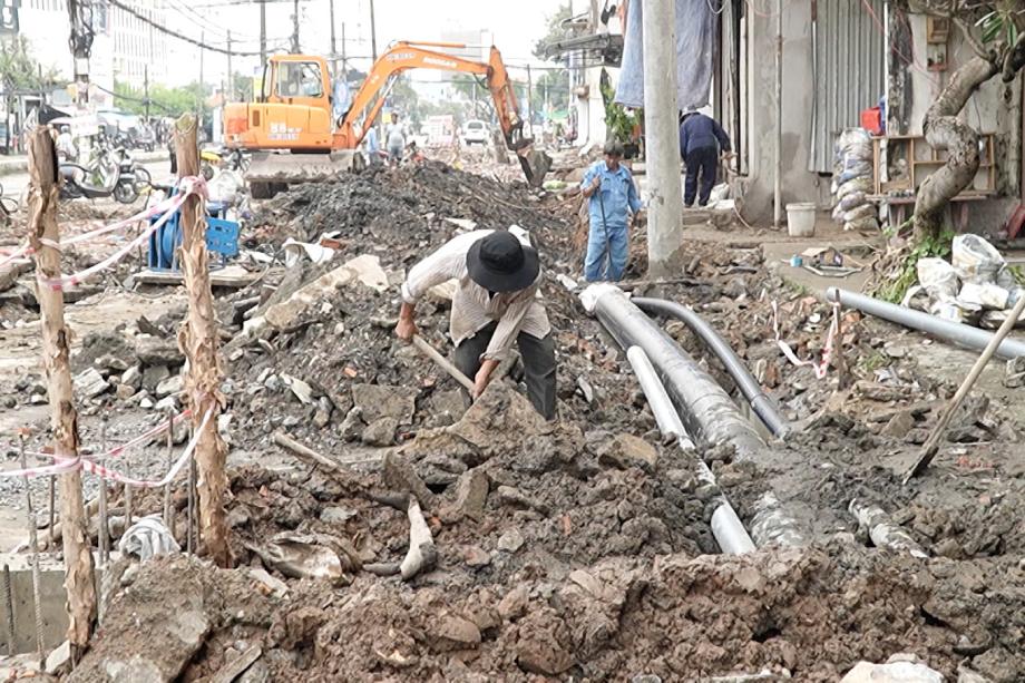 Nhân công, thiết bị máy móc thi công tại “nút thắt“. Ảnh: Tạ Quang