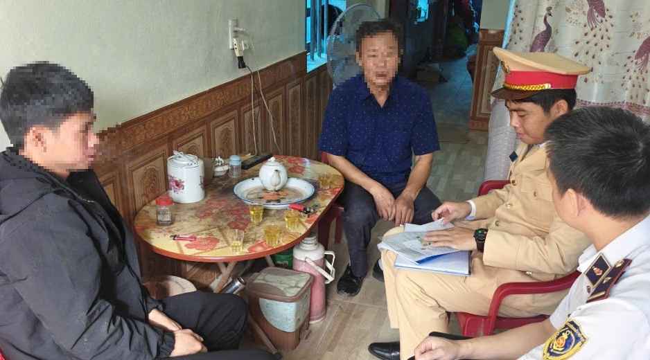 Cảnh sát giao thông phối hợp liên ngành kiểm tra, xử lý bến bãi không phép trên tuyến sông Hồng. Ảnh: Cảnh sát giao thông