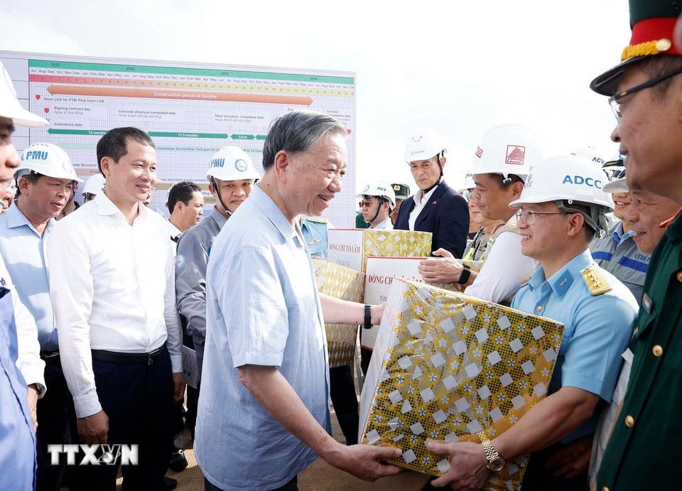 Tổng Bí thư Tô Lâm tặng quà các cán bộ, công nhân làm việc trên công trường. Ảnh: TTXVN