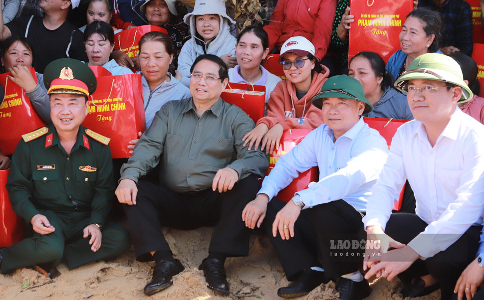 Thủ tướng Chính phủ chụp ảnh lưu niệm cùng lãnh đạo tỉnh Gia Lai và người dân. Ảnh: Hoài Phương