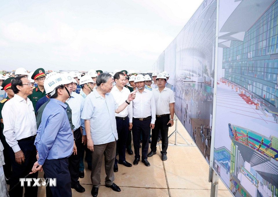 Tổng Bí thư Tô Lâm và đoàn công tác thăm Dự án Cảng Hàng không quốc tế Long Thành. Ảnh: TTXVN