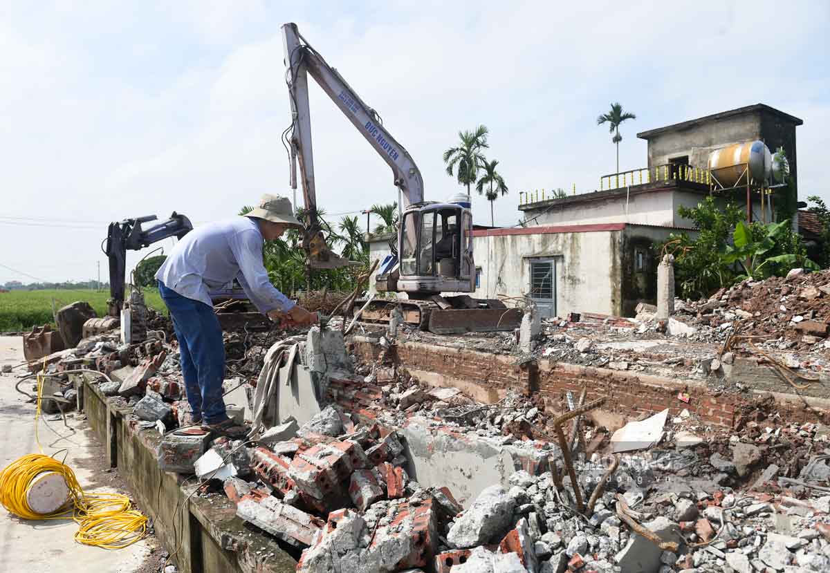 Người dân xã Cổ Lễ tự nguyện tháo dỡ nhà cửa để nhường đất cho Dự án cao tốc Ninh Bình - Hải Phòng. Ảnh: Hà Vi