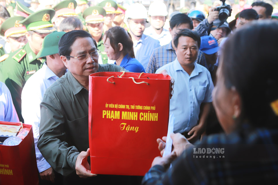 Thủ tướng Chính phủ tặng quà cho người dân bị thiệt hại nặng do bão. Ảnh: Hoài Phương