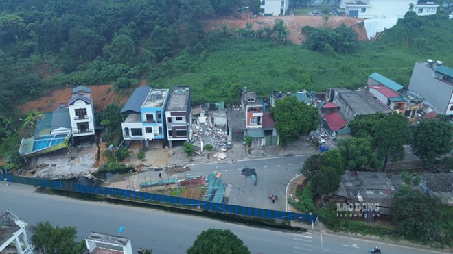 Những ngôi nhà nghiêng ngả trên tuyến phố Tùng Tung, phường Cam Đường do bão lũ năm 2024 (ảnh dưới) và các hộ dân di chuyển cuối tháng 10.2025. Ảnh: Đinh Đại