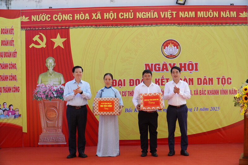 Phó Thủ tướng Mai Văn Chính và Bí thư Tỉnh ủy Khánh Hòa Nghiêm Xuân Thành (lề phải) tặng quà cho Đảng bộ xã Bắc Khánh Vĩnh.
