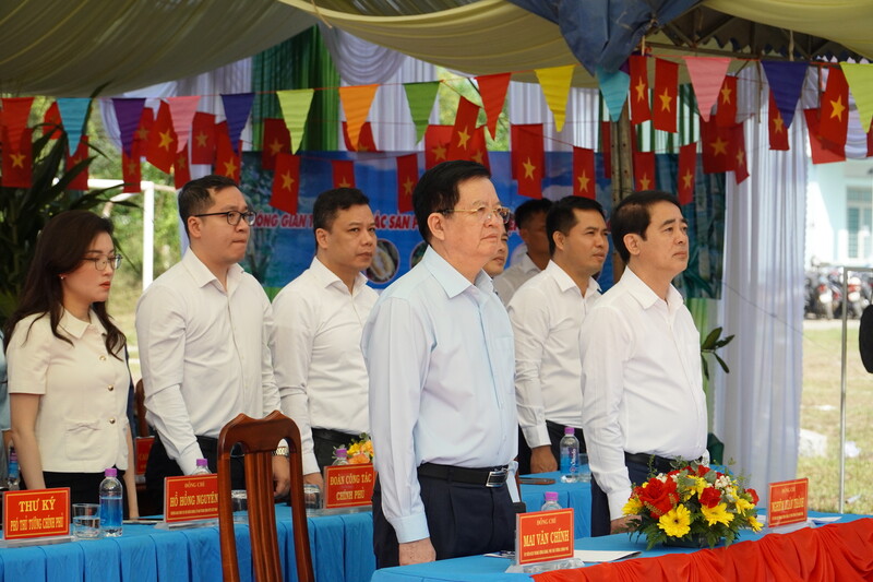 Phó Thủ tướng Mai Văn Chính và các đại biểu thực hiện nghi thức chào cờ.