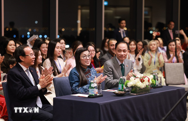 Phu nhân Lê Thị Bích Trân và các đại biểu tham dự cuộc gặp cán bộ Đại sứ quán và cộng đồng người Việt Nam tại Kuwait. Ảnh: TTXVN