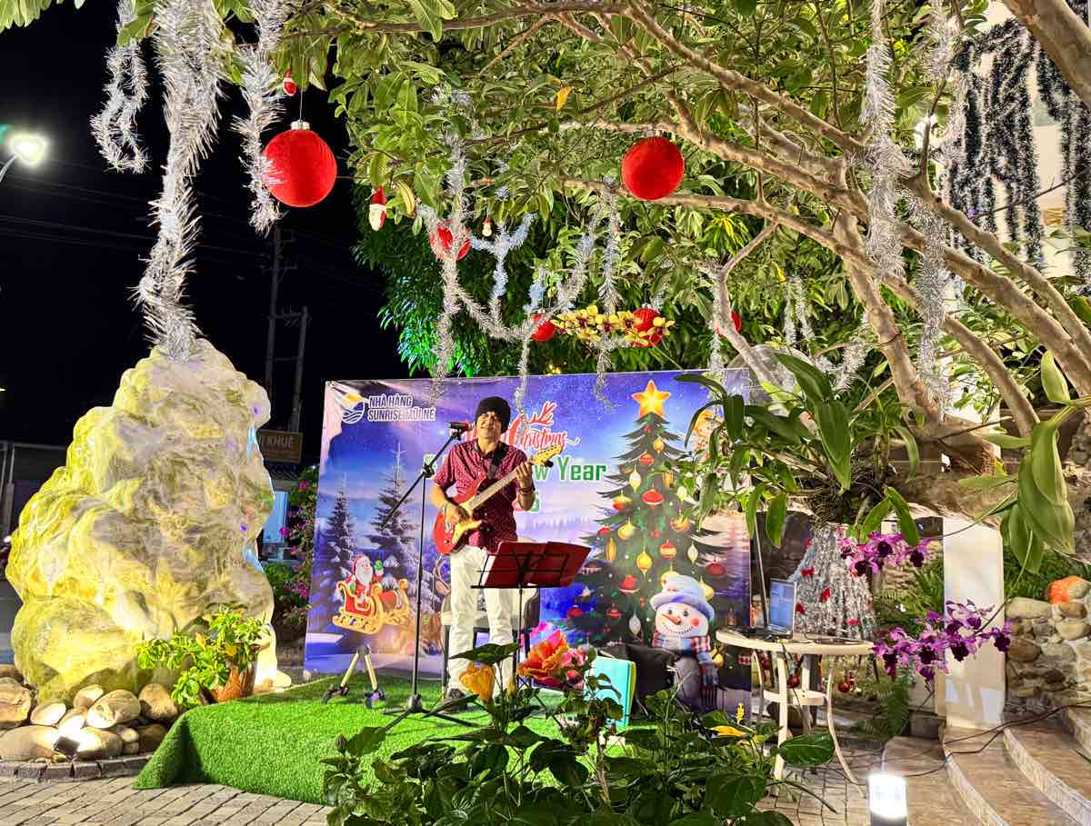 Nhiều nhà hàng đã trang trí Noel, tổ chức ca nhạc để thu hút du khách. Ảnh: Duy Tuấn