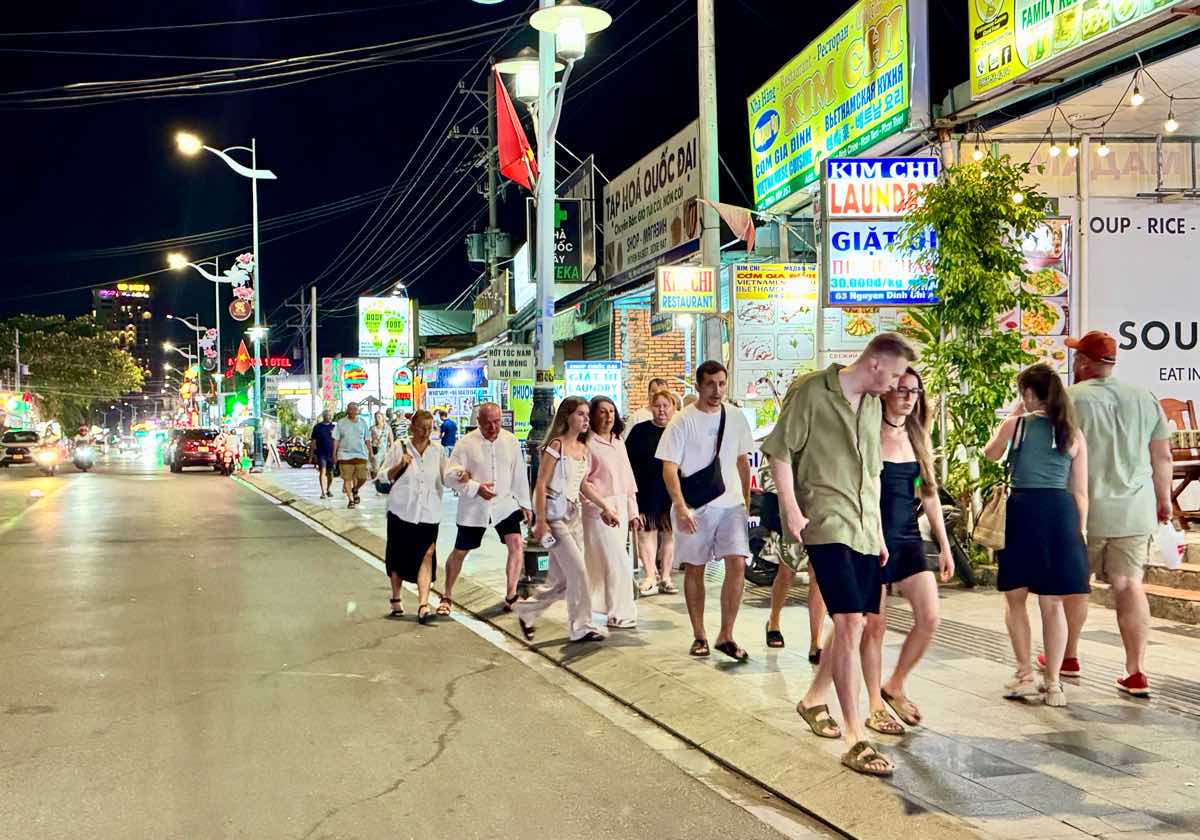 Du khách Tây nườm nượp đi dạo bộ trên tuyến đường du lịch ở Mũi Né. Ảnh: Duy Tuấn
