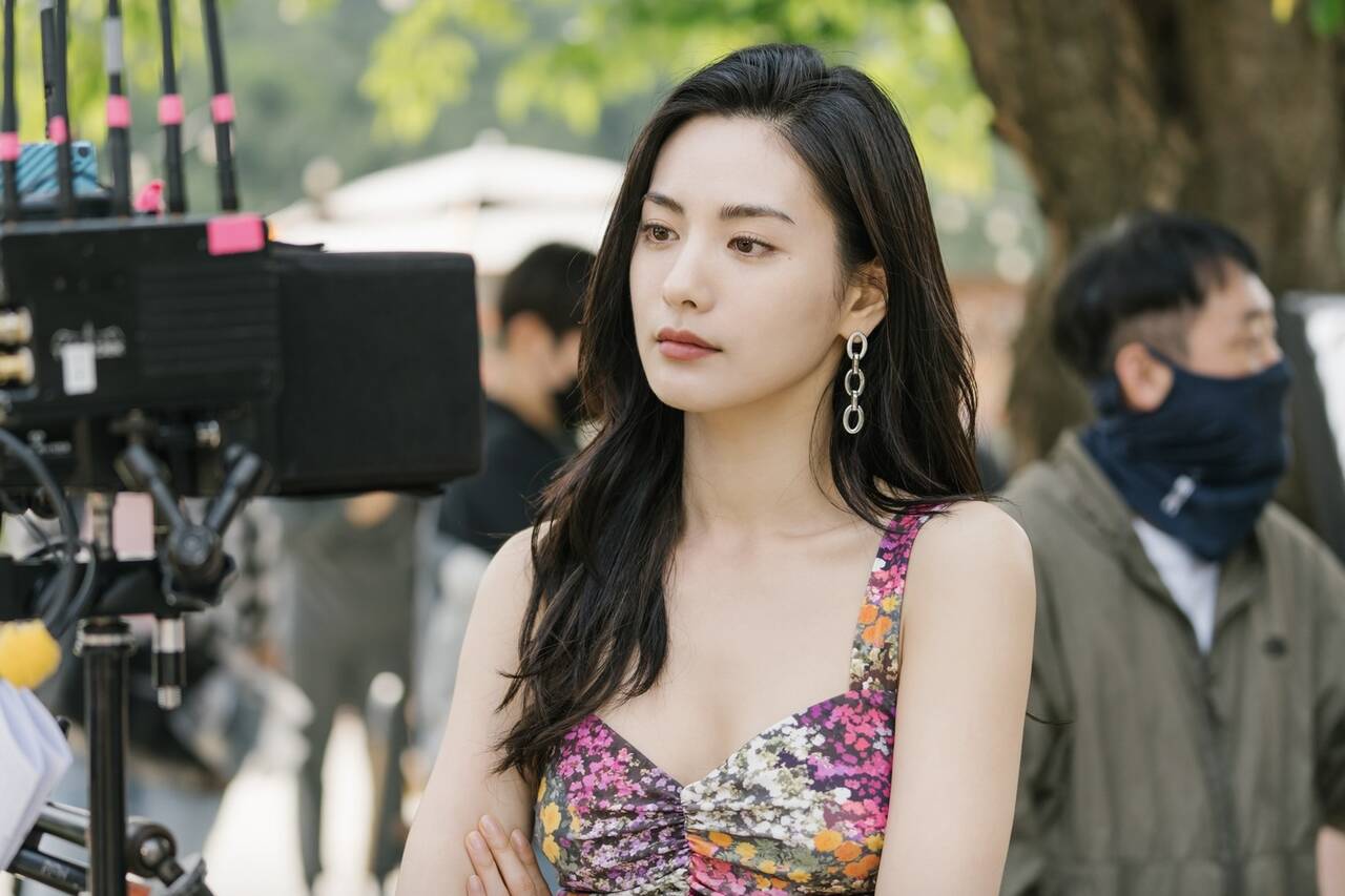 Nana cùng mẹ khống chế được kẻ trộm có mang theo vũ khí. Ảnh: Nhà sản xuất