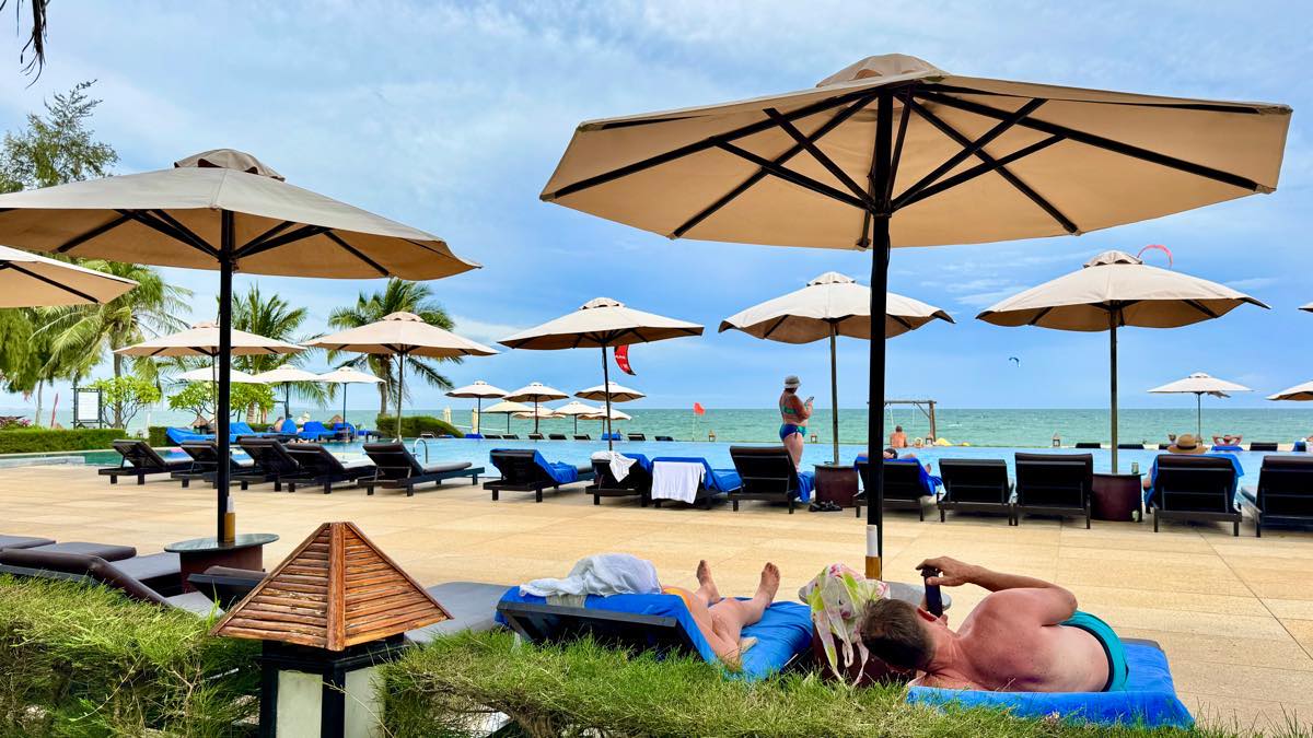 Du khách nghỉ dưỡng tại các resort ở Mũi Né. Ảnh: Duy Tuấn