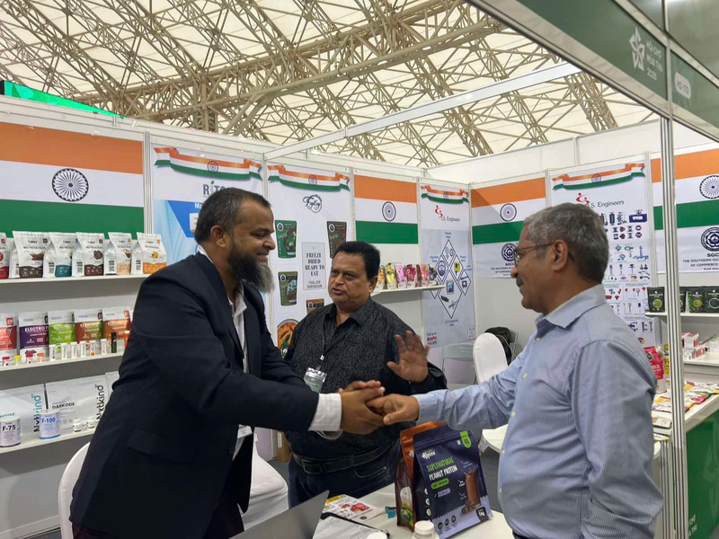 Nhà cung cấp và nhà mua hàng gặp gỡ tìm kiếm đối tác tiềm năng. Ảnh: NVCC