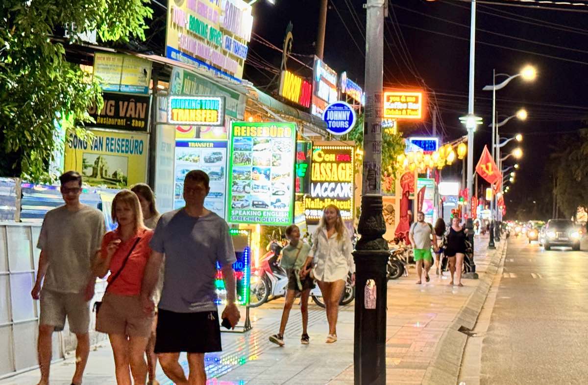 Tuyến đường du lịch đông du khách Tây. Ảnh: Duy Tuấn