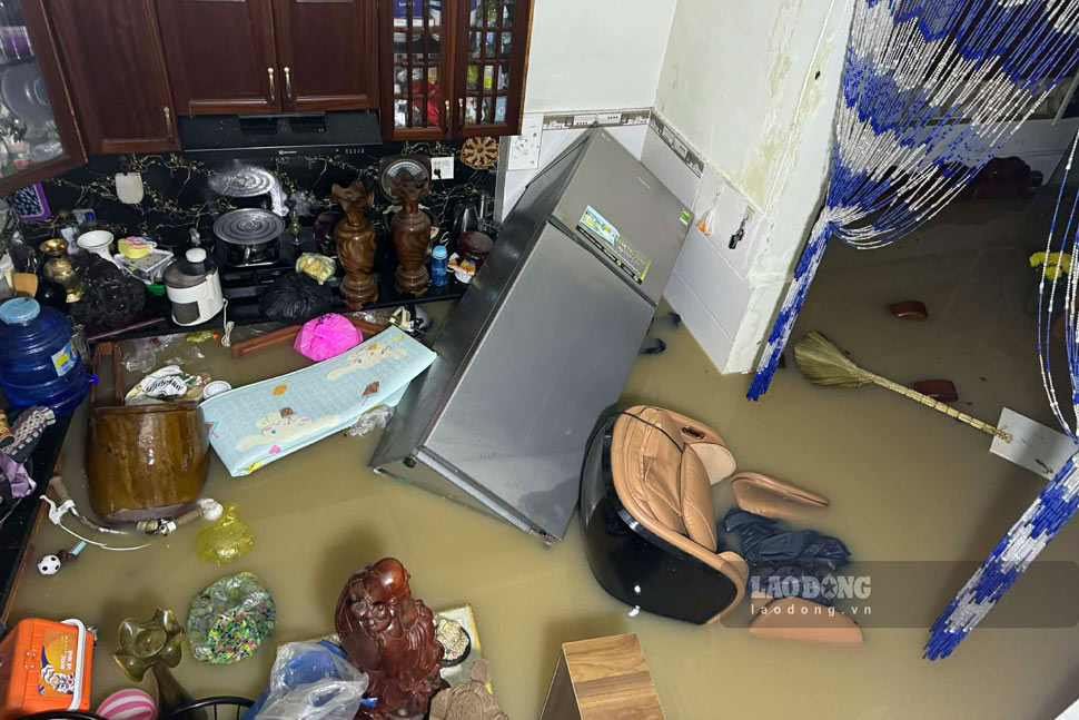 Nhà chị Trinh ngập hơn 3m, đồ đạc trong nhà bị nước lũ nhấn chìm. Ảnh: Hoài Phương