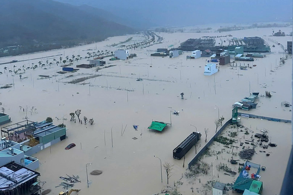 Hơn 10.000 nhà dân phường Quy Nhơn Bắc ngập trong nước lũ. Ảnh: Đình Tân