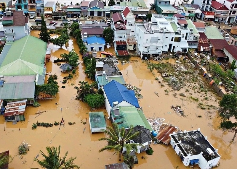 Trước diễn biến mưa lũ phức tạp, Bộ Công Thương chỉ đạo sát từ hồ thủy điện đến hệ thống điện và thị trường, bảo đảm an toàn hồ, phục hồi điện và duy trì đầy đủ hàng hóa thiết yếu. Ảnh minh họa.