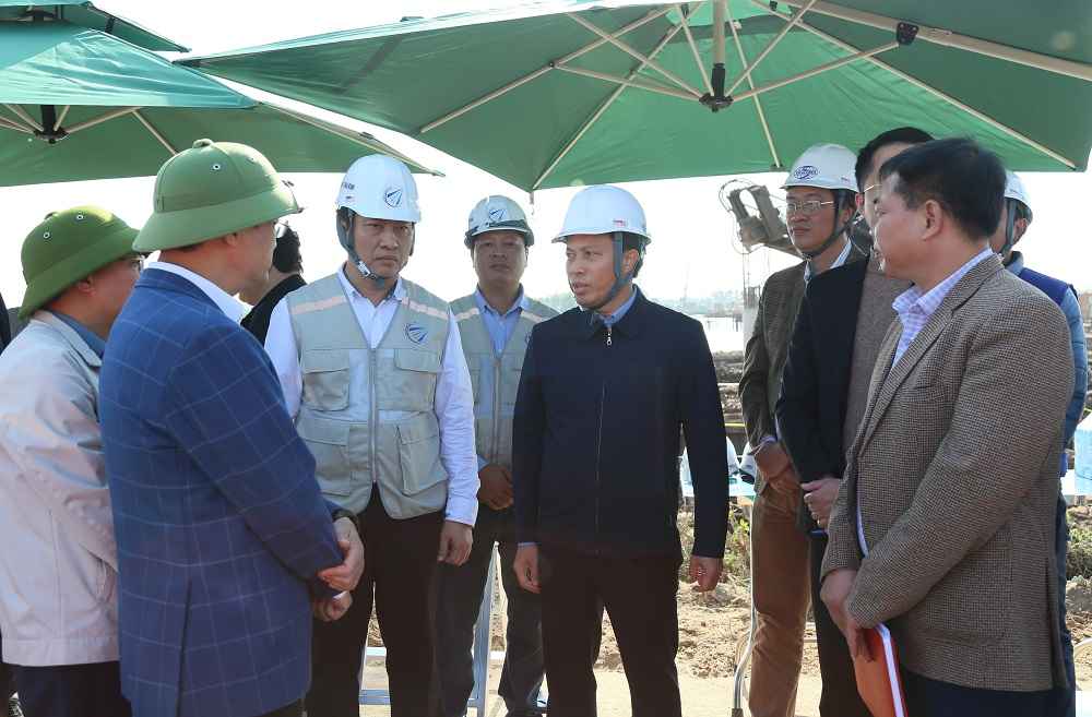 Phó Chủ tịch UBND tỉnh Lại Văn Hoàn cùng lãnh đạo các sở, ngành, địa phương kiểm tra tiến độ thực hiện dự án tại địa bàn xã Hồng Vũ. Ảnh: Cổng TTĐT tỉnh Hưng Yên