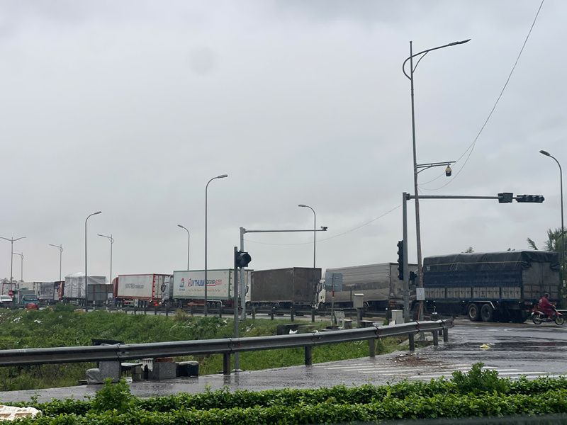 Quốc lộ 1A đoạn qua phía Đông tỉnh Đắk Lắk ách tắc kéo dài. Ảnh: Ngọc Hùng