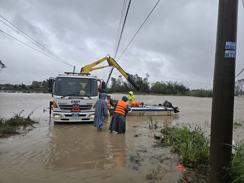 Lực lượng Công an tỉnh Đắk Lắk đưa xuồng hỗ trợ người dân vùng lũ. Ảnh: Ngọc Hùng