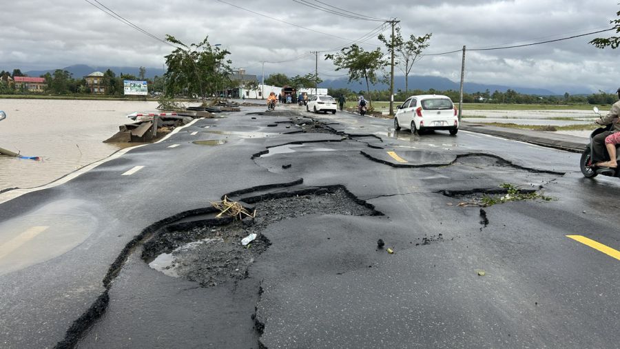 Mưa bão khiến hạ tầng giao thông tại nhiều địa phương như Khánh Hòa, Đắk Lắk, Lâm Đồng hư hỏng nghiêm trọng. Ảnh: Bình Quý