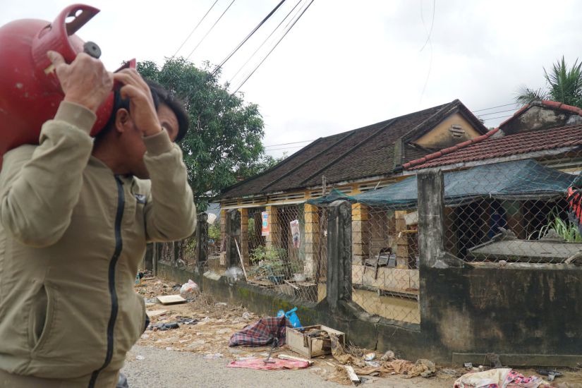 Người dân Khánh Hòa tập trung khắc phục hậu quả sau mưa bão. Ảnh: Bình Quý