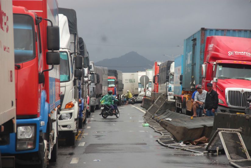 Tình trạng ùn ứ kéo dài nhiều ngày trên Quốc lộ 1 đoạn qua Vạn Ninh đã được xử lý trong đêm 22 và rạng sáng 23.11. Ảnh: Bình Quý