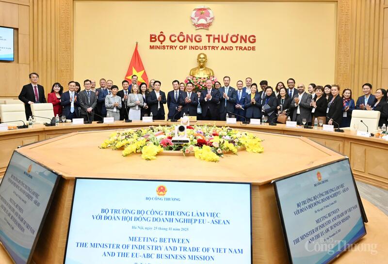 Các đại biểu chụp ảnh lưu niệm tại buổi làm việc.