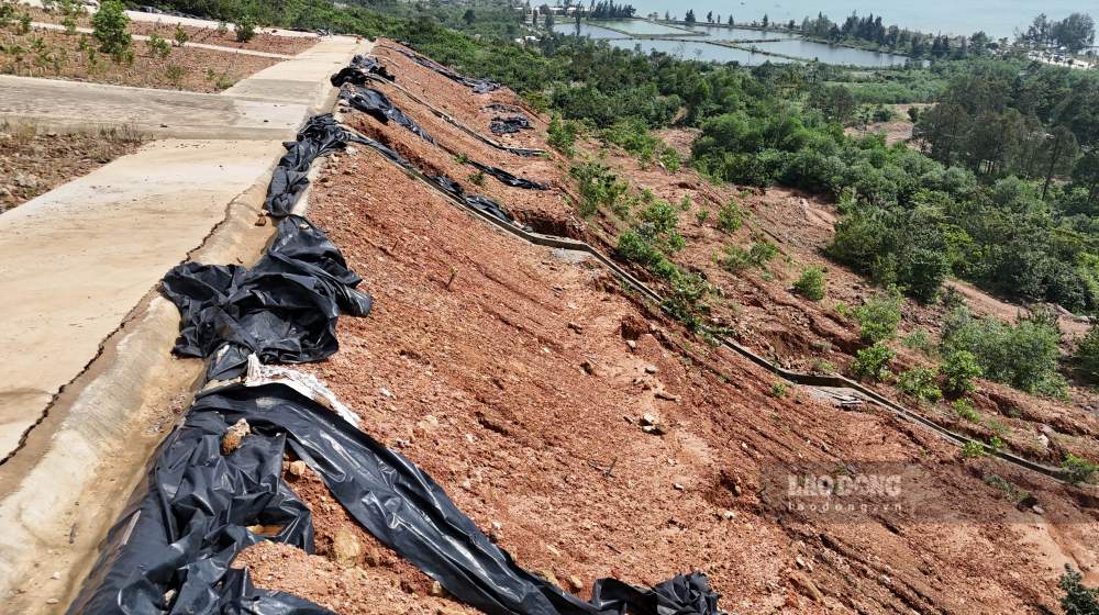 Vị trí đắc địa tưởng như mang lại lợi thế, nhưng địa hình dốc kết hợp nền đá phiến lại khiến dự án đối mặt nguy cơ mất an toàn rất lớn.