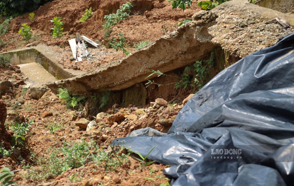 Những mảng bêtông của công trình bị xé tan, rơi rớt từng miếng về dưới xuôi.