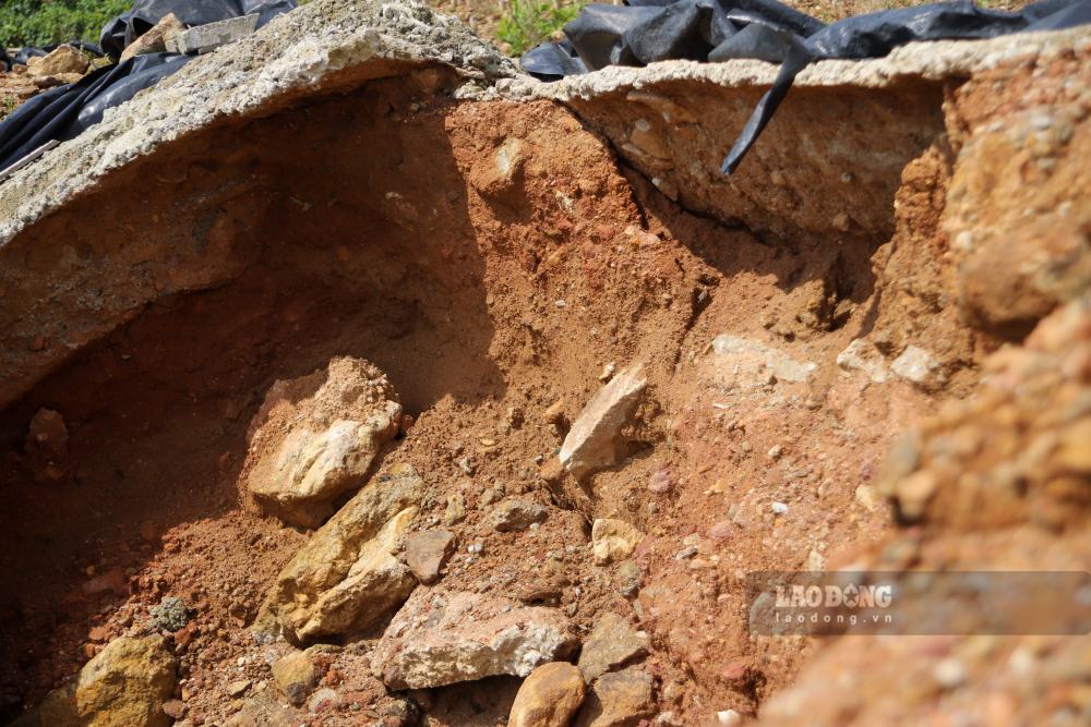 Mưa lớn kéo dài nhiều ngày từ cuối tháng 10 đến giữa tháng 11 ở Huế là nguyên nhân khiến đất đá ở khu nghĩa trang này bị xói lở, sạt lún, để lộ những hàm ếch trơ trọi.