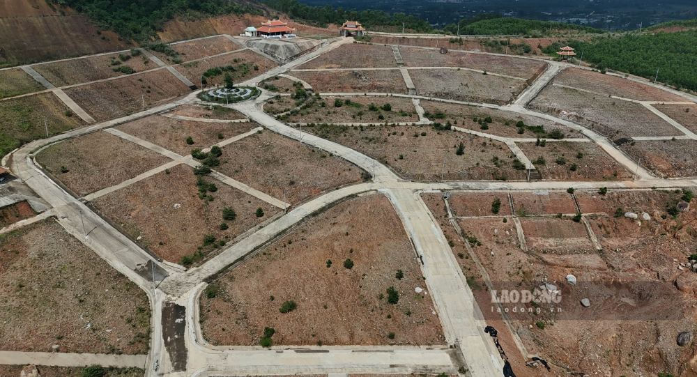 Công trình nằm trên triền đồi cao ở đầu đèo Phú Gia, phía Tây tựa vào dãy núi, phía Đông hướng ra đầm Lập An và Khu kinh tế Chân Mây – Lăng Cô.