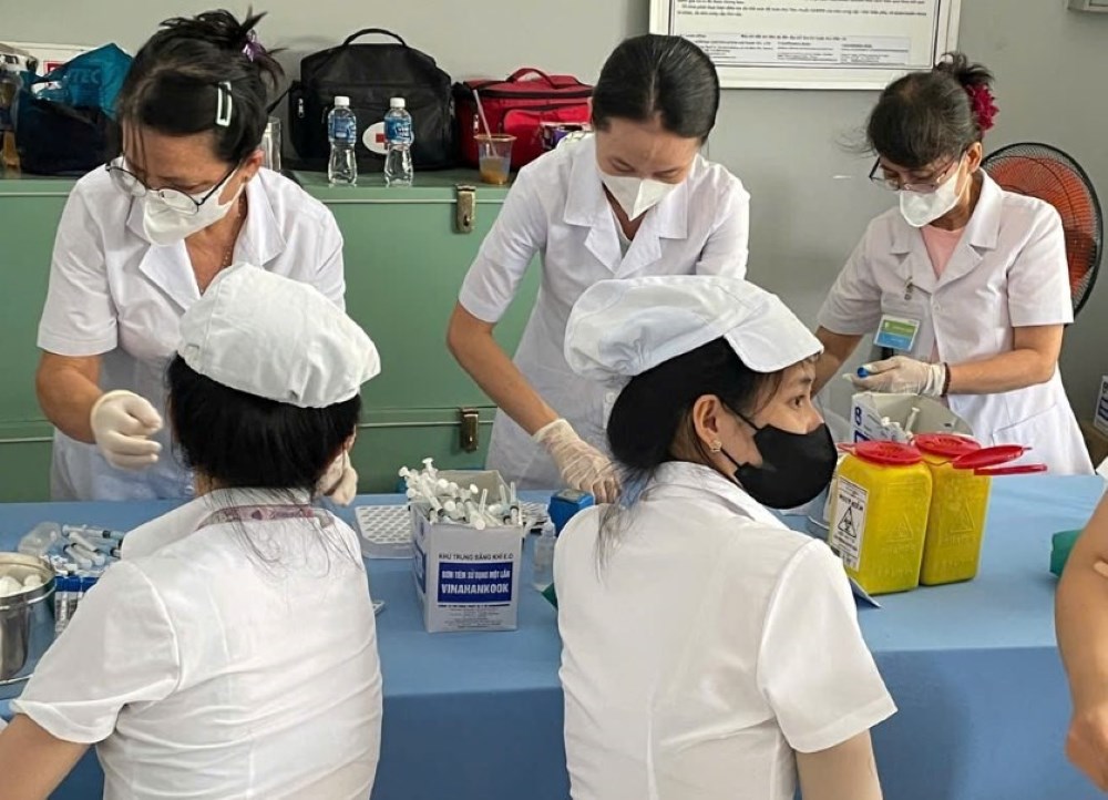 Công đoàn cơ sở Công ty TNHH May Thuận Tiến tổ chức khám sức khỏe định kì cho toàn bộ người lao động. Ảnh: Phạm Duy