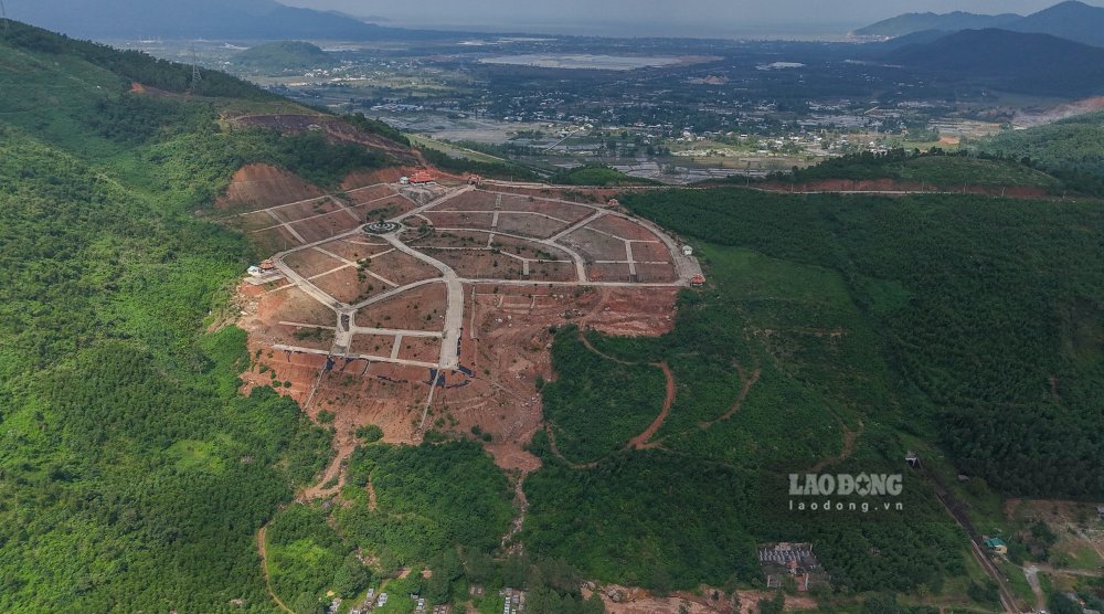 Trên hình là toàn cảnh Dự án Hạ tầng mở rộng Nghĩa trang nhân dân Trường Đồng tại xã Chân Mây – Lăng Cô được UBND tỉnh Thừa Thiên Huế (nay là TP Huế) phê duyệt từ năm 2019, với tổng vốn gần 40 tỉ đồng cho giai đoạn 1.