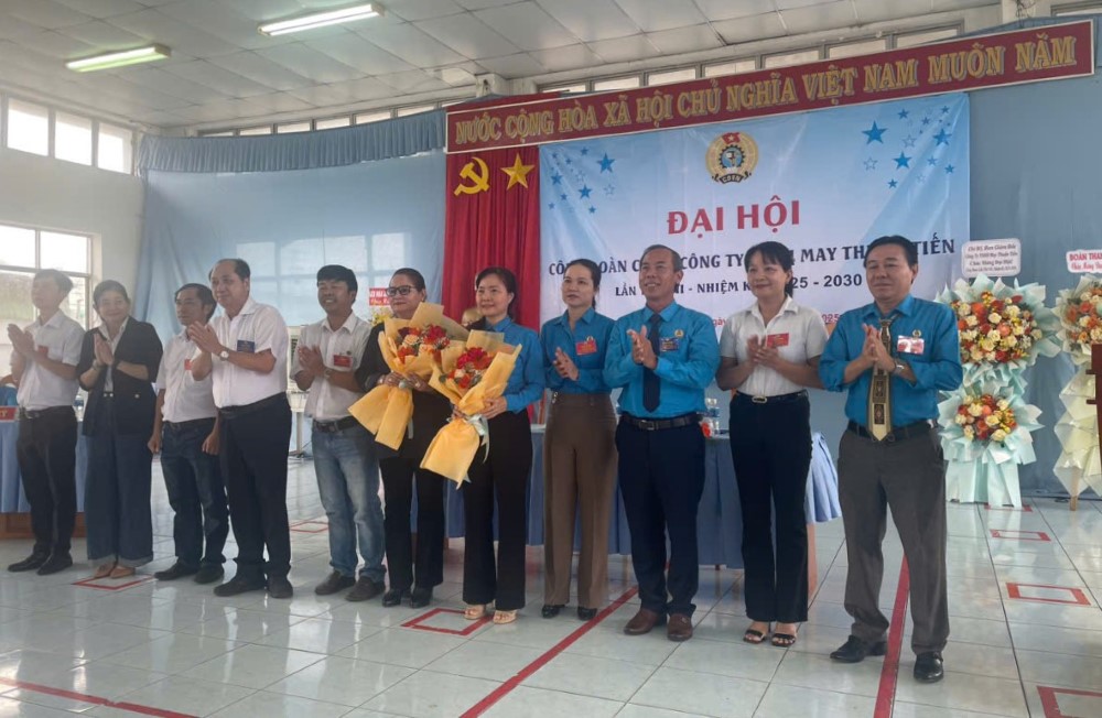 Ông Nguyễn Phú Hoàng - Chủ tịch Liên đoàn Lao động tỉnh Lâm Đồng chúc mừng Ban Chấp hành Công đoàn cơ sở. Ảnh: Duy Tuấn