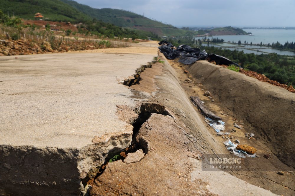 Nhiều tuyến đường nội bộ xuất hiện vết nứt dài, dù công trình chưa được bàn giao hoàn chỉnh.