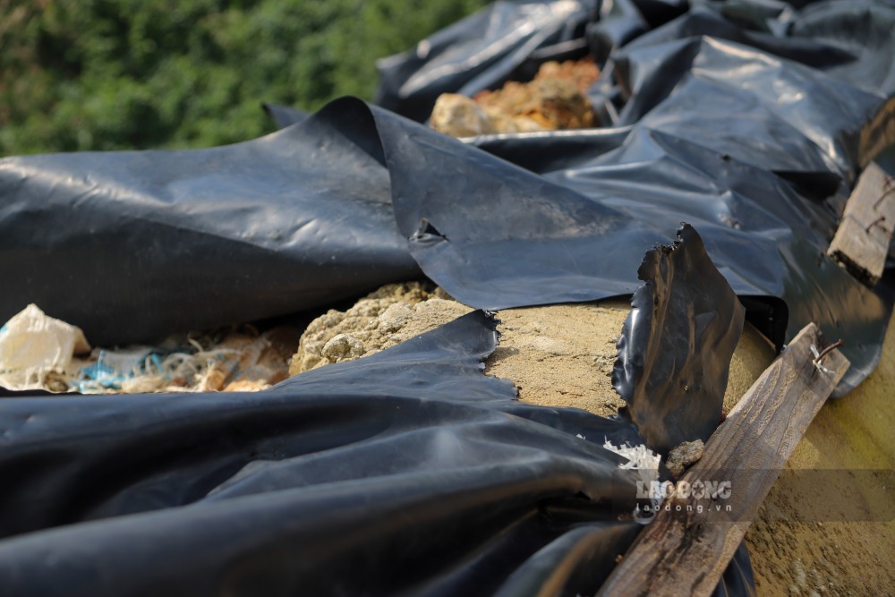 Những tấm thảm vừa dày vừa lớn này vốn dùng để gia cố, hạn chế việc xói lở. Nhưng tình trạng xói lở ngày càng nghiêm trọng, những tấm bảo vệ cũng bị cuốn phăng.