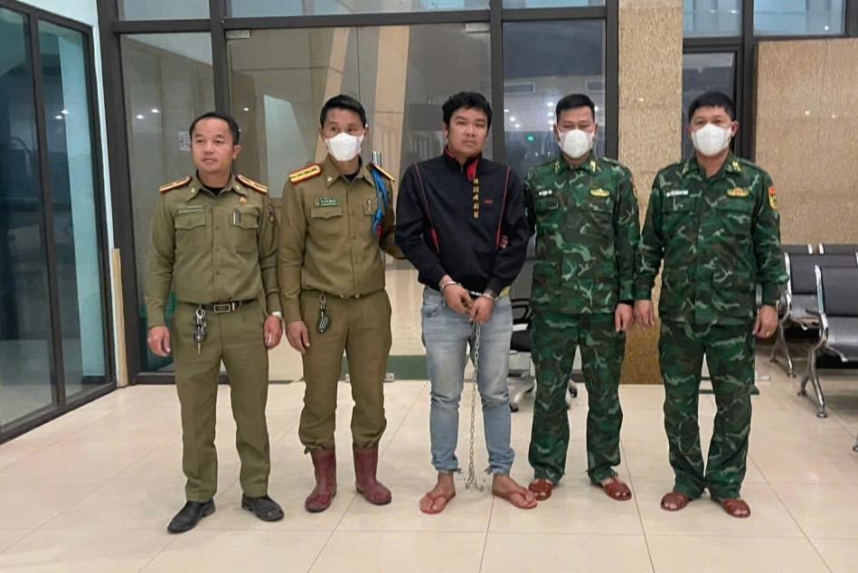 Công an Lào bàn giao đối tượng Tạ Văn Duyên cho Biên phòng cửa khẩu quốc tế La Lay. Ảnh: Biên phòng Quảng Trị