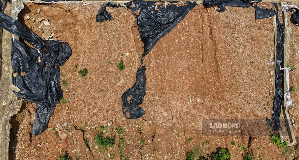 Ghi nhận thực tế cho thấy nhiều đoạn taluy âm bị xói lở sâu, đất đá bị khoét hàm ếch, các lớp bạt gia cố bong tróc.