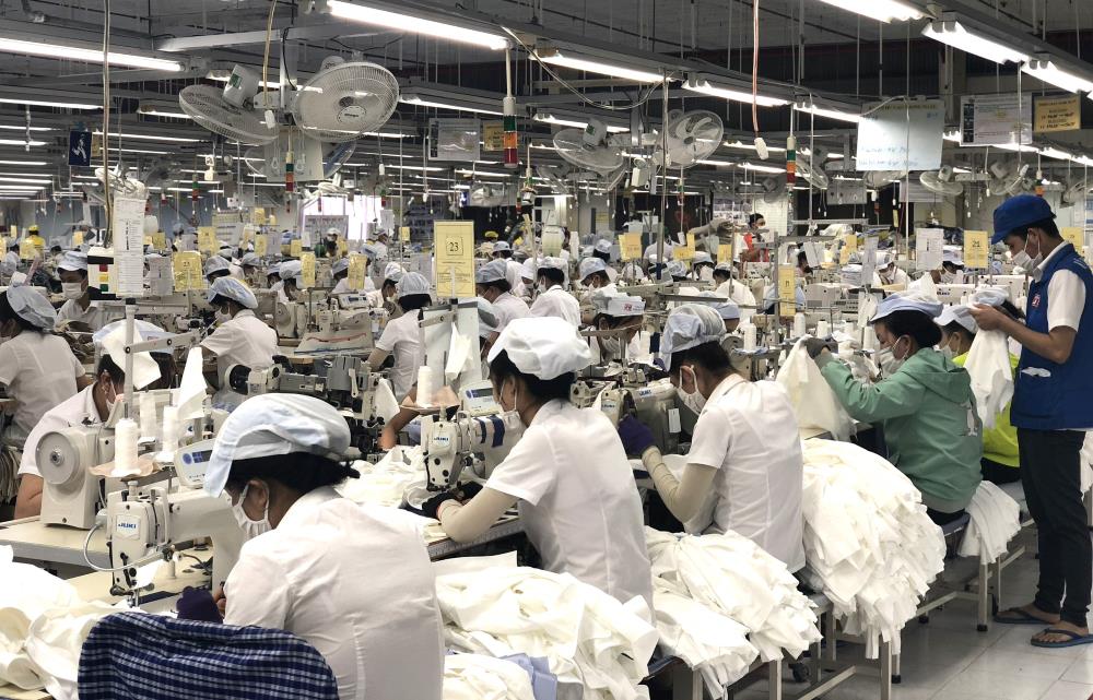 Công nhân làm việc trong xưởng may. Ảnh: Duy Tuấn