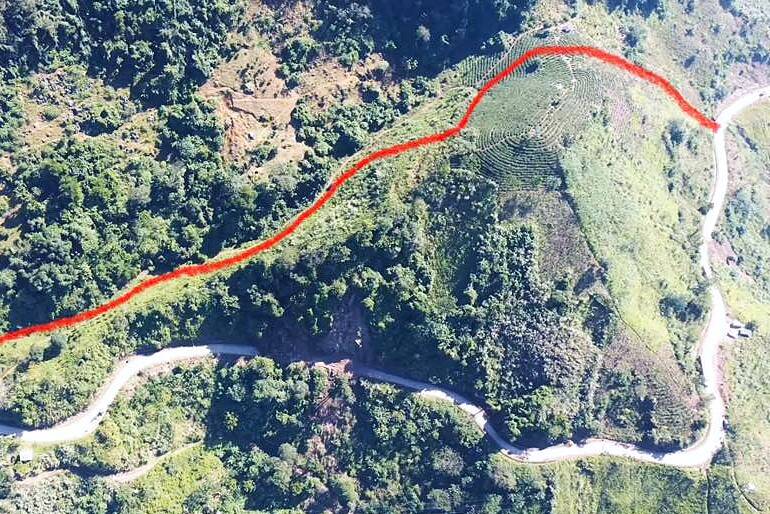 Người dân muốn vào hoặc ra hai xã Tô Múa, Song Khủa chỉ có cách đi đường vòng rất xa. Ảnh: Xuân Dương